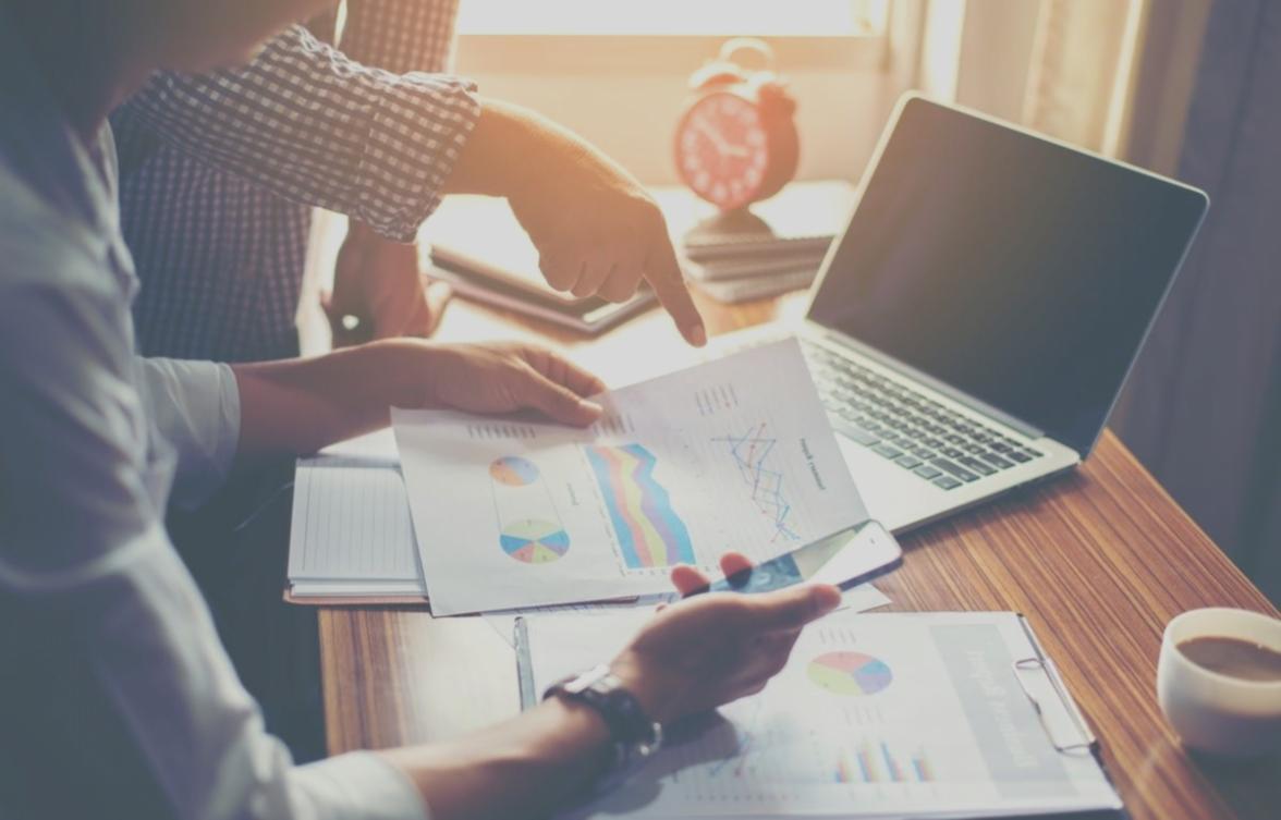 Participant travaillant sur des outils d'analyse de trading lors d'un séminaire Altrenix